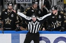 Судью матча КХЛ унесли на носилках после попадания шайбой - «Хоккей»